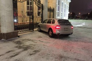 Пьяный полицейский на Porsche врезался в ворота резиденции президента Казахстана