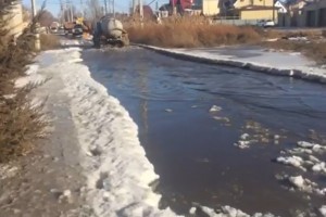 В Астрахани улица Ульянова третий день утопает в воде