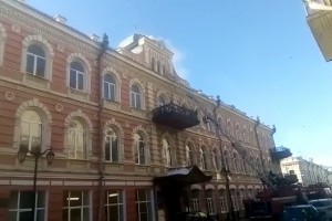 В центре Астрахани горит здание бывшего мореходного училища