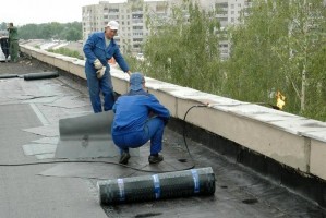 В Астрахани суд заставил управляющую компанию отремонтировать крышу многоэтажки