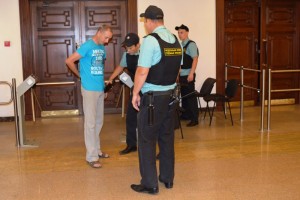 Астраханцы попытались пронести на судебные заседания ножницы, ножи, пистолеты