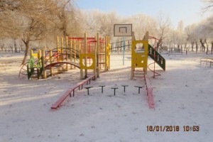 В Астрахани местные жители возмущены установкой новой детской площадки