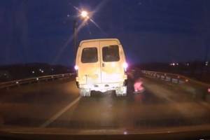 В Сети появилось видео, как мужчину в розовых штанах &#171;выкинули&#187; на ходу из маршрутки в Астрахани