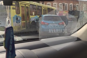 В Астрахани пассажирский автобус «зажал» иномарку