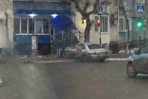 В Астрахани легковушка врезалась в крыльцо жилого дома