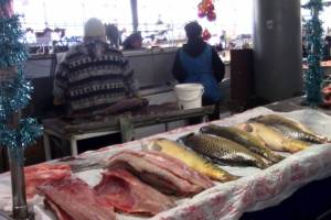 На астраханском рынке накрыли 5 незаконных точек, реализующих свежую рыбу
