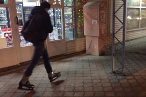 В Астрахани по дороге ходит молодой человек в коньках