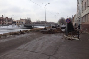 В центре Астрахани у Кировского суда из-за аварии перекрыто движение