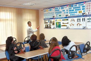 Начальник филиала Астраханского ДОСААФ выдал права ученикам без экзамена