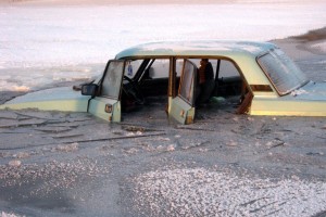 В Астрахани на реке Царев затонул автомобиль