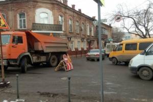 Улицу в центре Астрахани перекрыли из-за ремонта теплосетей