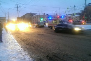 В Астрахани пенсионерка попала под машину, перебегая дорогу на красный свет