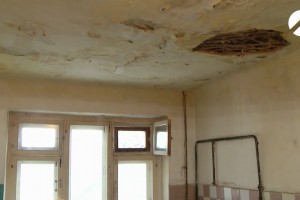 В астраханском общежитии из-за прорыва трубы на крыше обвалился потолок