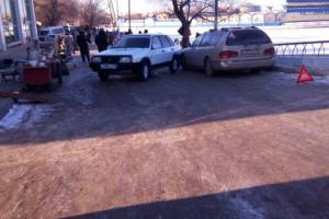 В Астрахани пустая легковушка устроила ДТП