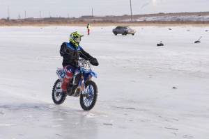 В Астрахани на льду развернулась автобитва