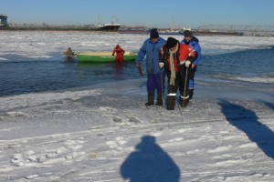 В центре Астрахани спасли дрейфующего на льдине рыбака