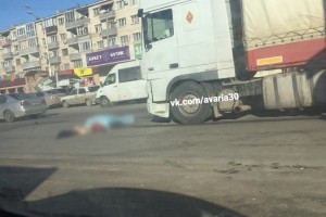 Полиция работает на месте ДТП в Астрахани, в результате которого погиб пешеход