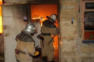 В Астраханской области при пожаре в гараже и жилом доме спасены 11 человек