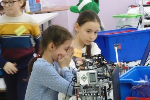Астраханские школьницы победили на конкурсе робототехники