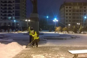 Астрахань в усиленном режиме очищают от снега