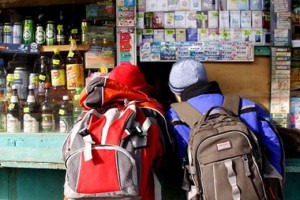 В Астрахани возле Дома детского творчества продают табачные изделия