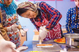 Астраханских прихожанок научили готовить суши и роллы
