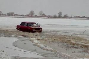 В Астраханской области автомобиль провалился под лед