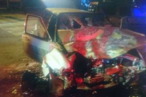 В Астрахани в жуткой ночной аварии серьезно пострадали два водителя