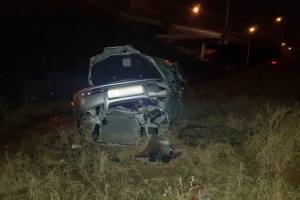 В Астрахани водитель машины, которая спикировала с моста, чудом не пострадал