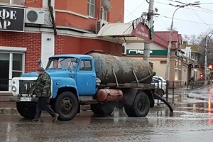 В Астрахани устраняют последствия дождя
