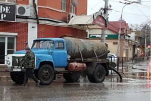 В Астрахани коммунальщики взялись за лужи