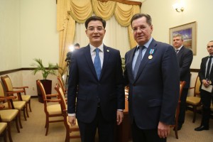 Новый консул Казахстана в Астрахани вручил губернатору юбилейную медаль республики