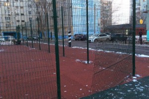 В одном из астраханских дворов дети сломали новую спортивно-игровую площадку