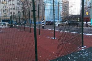 Новую спортивную площадку сломали в Астрахани