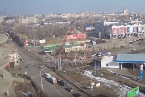 В Астрахани пешеход, перебегая дорогу на красный свет, попал под колёса иномарки