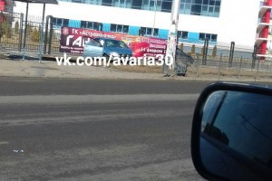В Астрахани в результате аварии иномарка протаранила остановку Есть пострадавшие
