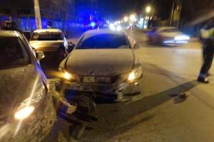 В Астрахани из-за пьяного таксиста две легковушки отбросило на иномарку. Подробности ДТП с пострадавшим