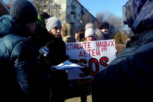 “Отравленная” школа: в Астрахани родители пострадавших детей требуют её закрытия