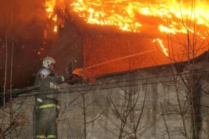 Ночью в Астрахани на улице Казанской сгорел двухэтажный жилой дом
