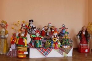 Астраханцев в Масленицу приглашают научиться делать русских народных кукол