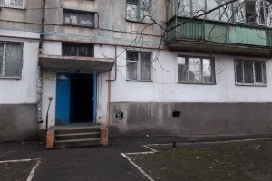 В Астрахани агрессивный сосед-наркоман «терроризирует» жильцов многоэтажки
