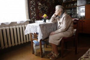 Знакомый мебельщик-аферист выманил у астраханской пенсионерки 69 тысяч рублей