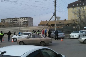 В Астрахани в ДТП на перекрёстке серьёзно пострадал водитель