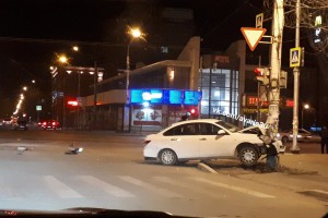 В Астрахани в результате ДТП иномарка влетела в бетонный столб