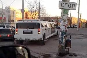 В Астрахани водитель лимузина разъезжал по тротуару