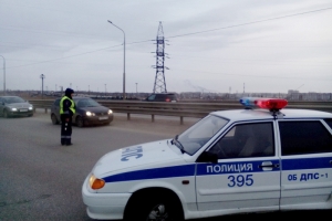 В Астрахани полицейские обеспечили безопасность на общегородской транзитной магистрали, где загорелся автомобиль (+7 фото и видео)