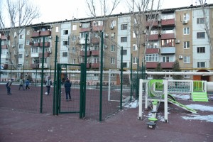В Астрахани отремонтируют детскую площадку, разрушенную вандалами