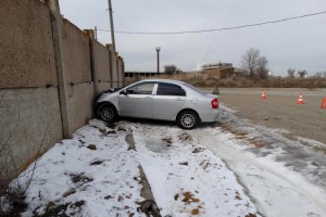 В Астрахани пьяный водитель врезался в бетонную стену