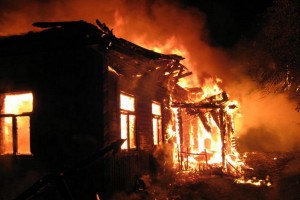 В Астраханской области при пожаре в жилом доме погибли двое мужчин