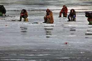 В Астрахани у гостиницы «Азимут»  со льдины снова сняли рыбака